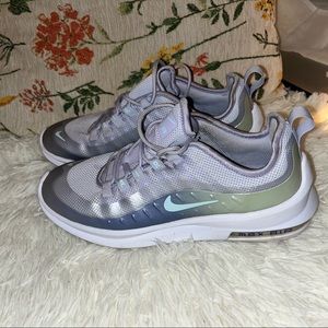 Nike Women’s air max axis